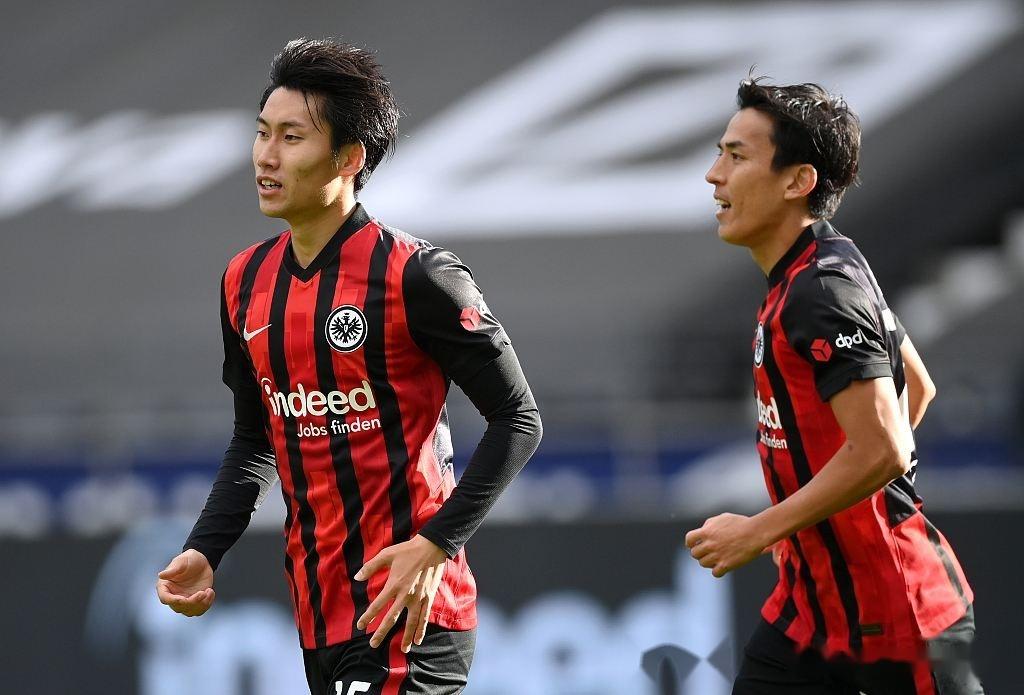 Yabo sports-法兰克福训练开放日,国际比赛日手感冰凉引欢呼,欧联在即,赛程密集仍需轮换-Yabo sports